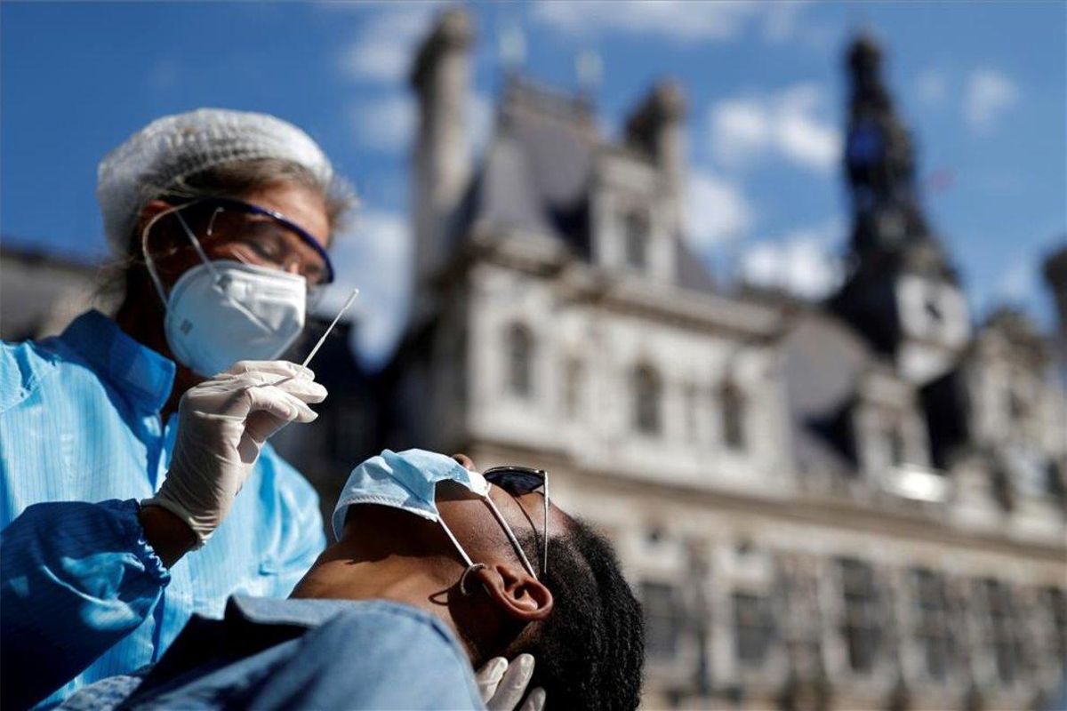Personal médico realiza pruebas de COVID-19 en París. Personal médico realiza pruebas de COVID-19 en París.