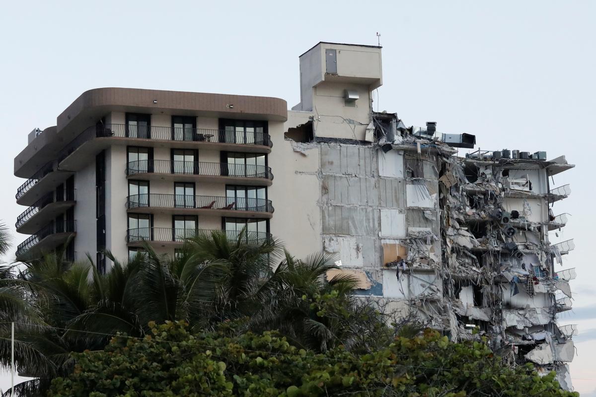 El derrumbe de un edificio de apartamentos en Miami Beach causa al menos un muerto