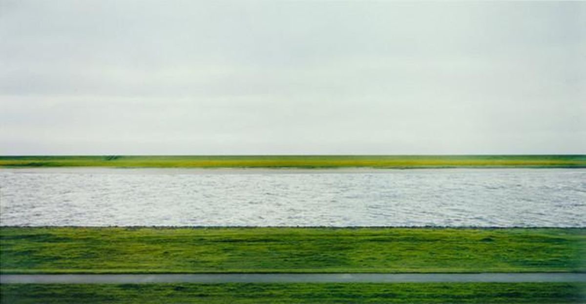 1. De Andreas Gursky vale 3,2 millones. ’Rhein II’ es la segunda foto, en tamaño, de una serie de seis, de 1999, sobre el río Rin a su paso por Alemania. Su autor reconoce abiertamente que es una imagen muy retocada, en la que eliminó los objetos que le estorbaban. En realidad, el alemán Gursky pinta sus fotografías como si fueran un cuadro. 1. De Andreas Gursky vale 3,2 millones. ’Rhein II’ es la segunda foto, en tamaño, de una serie de seis, de 1999, sobre el río Rin a su paso por Alemania. Su autor reconoce abiertamente que es una imagen muy retocada, en la que eliminó los objetos que le estorbaban. En realidad, el alemán Gursky pinta sus fotografías como si fueran un cuadro.