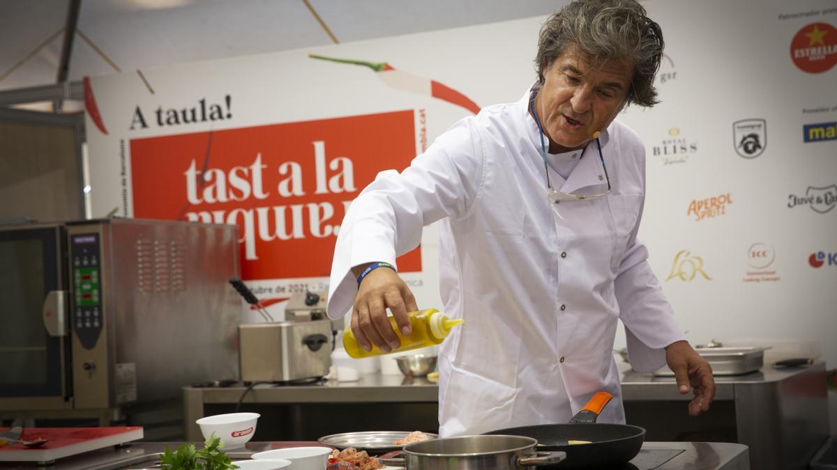 Carles Abellan prepara un ’suquet’ de gambas en el Aula de Tast del Tast a la Rambla, este viernes.