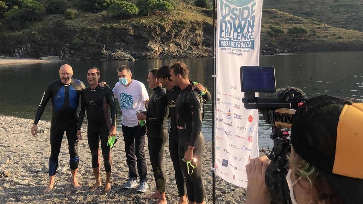 Unzué, en el centro de blanco, en el inicio del maratón solidario en el agua Unzué, en el centro de blanco, en el inicio del maratón solidario en el agua