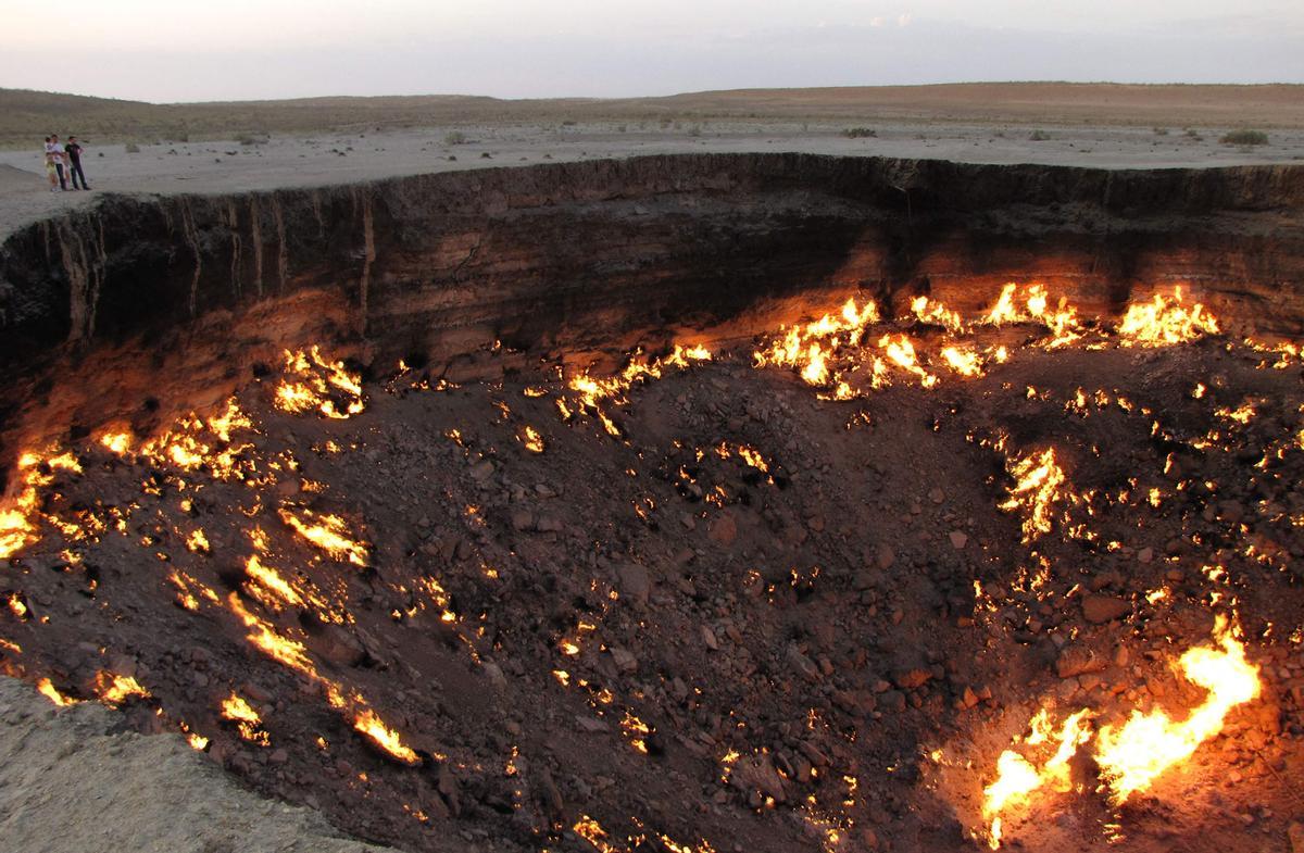 Unos turistas contemplan la denominada puerta al infierno del desierto de Karakum, en Turkmenistán.