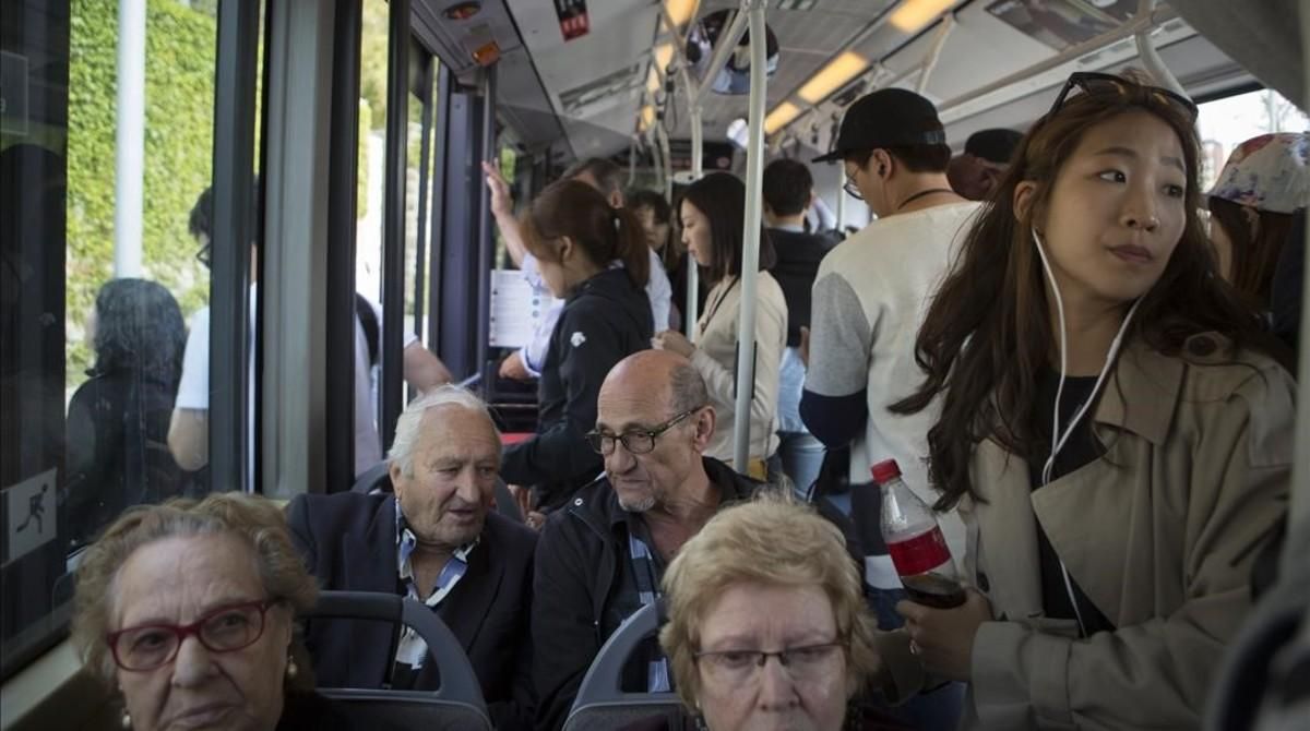 Vecinos del Carmel junto a un grupo de turistas japones mientras desciende el 24, justo antes de la parada del parque Güell. Vecinos del Carmel junto a un grupo de turistas japones mientras desciende el 24, justo antes de la parada del parque Güell.