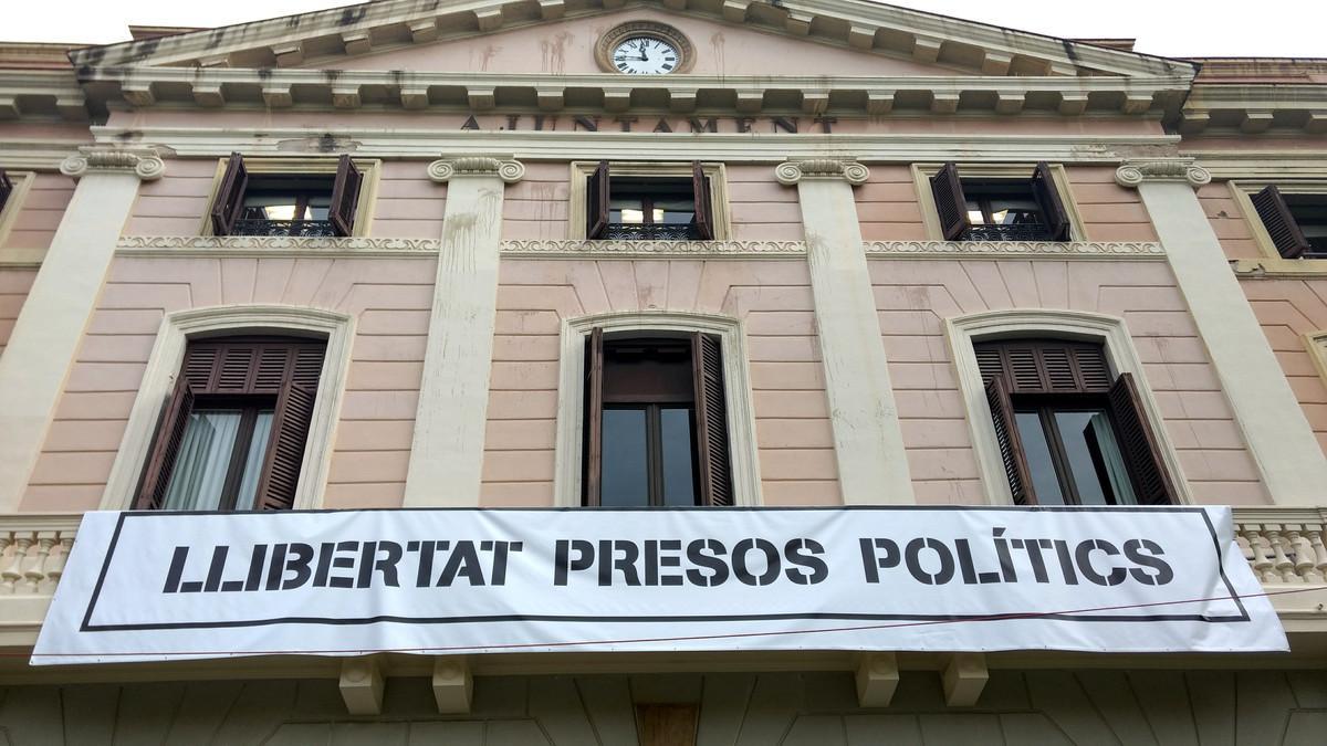 Pancarta en la fachada del Ayuntamiento de Sabadell que reclama ’Libertad presos políticos’.