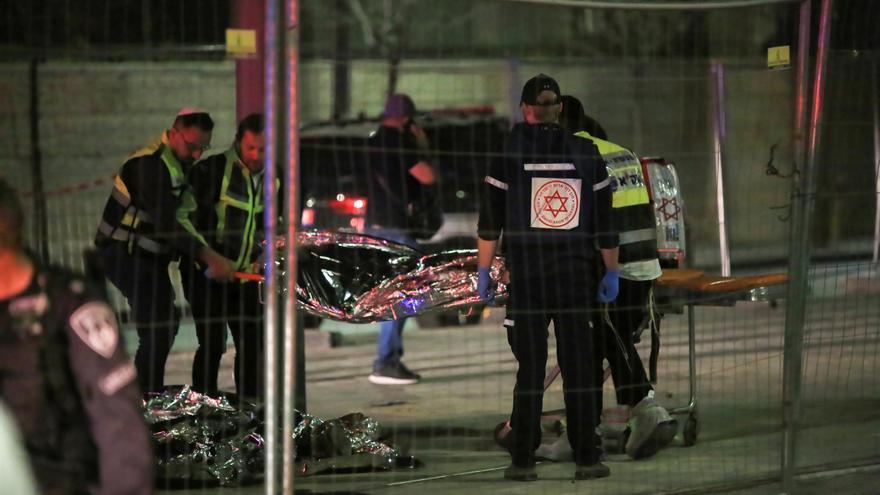 Un palestino de 13 años ayer a dos israelíes en Jerusalén antes de mort a tiros