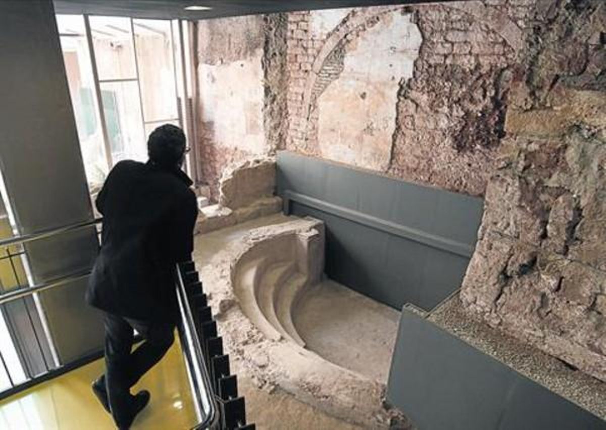 LAS TEMAS DE REGOMIR Parte del barrio portuario, fuera de las murallas. LAS TEMAS DE REGOMIR Parte del barrio portuario, fuera de las murallas.