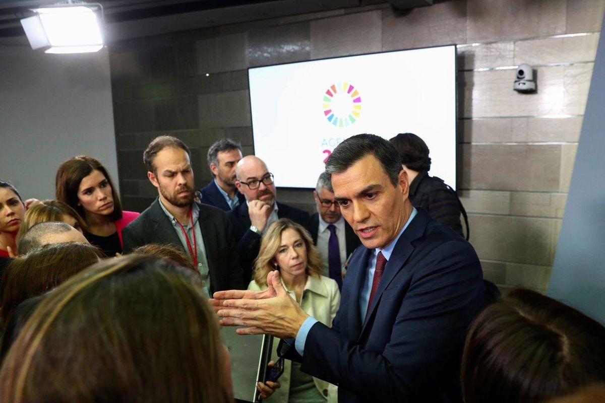 Pedro Sánchez atiende a los periodistas tras la rueda de prensa en la Moncloa. Pedro Sánchez atiende a los periodistas tras la rueda de prensa en la Moncloa.