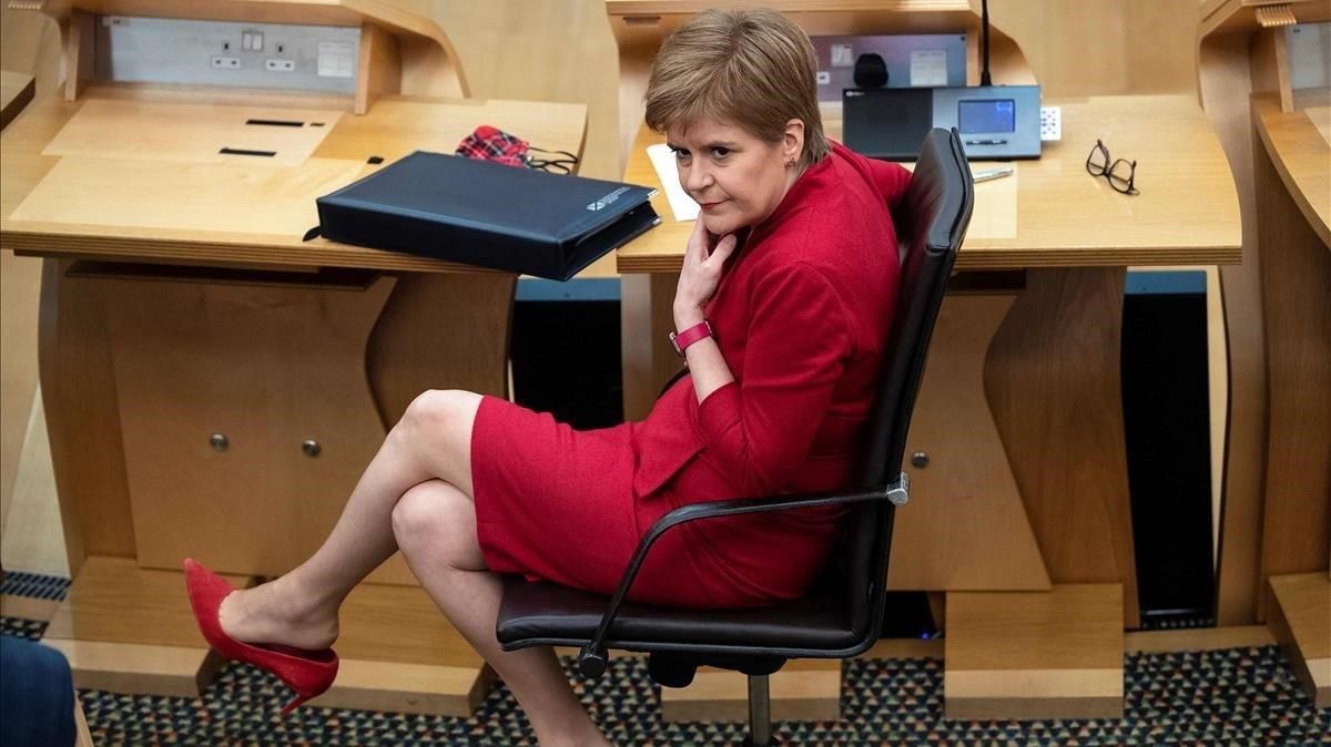 La ministra principal de Escocia, Nicola Sturgeon, en el Parlamento regional. La ministra principal de Escocia, Nicola Sturgeon, en el Parlamento regional.