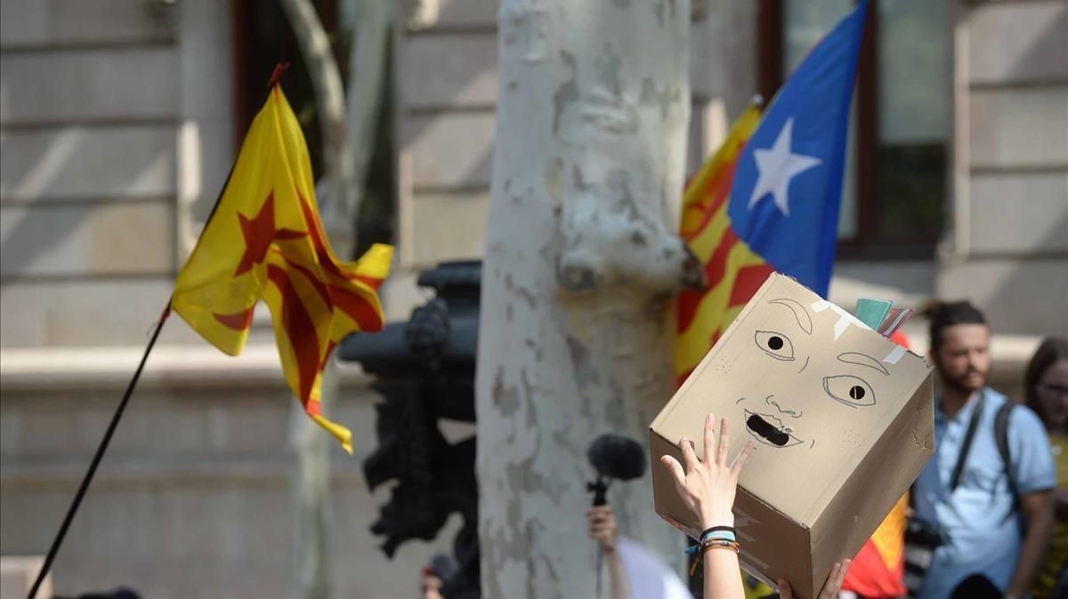 Concentración frente al TSJC en protesta por la operación contra el referéndum. Concentración frente al TSJC en protesta por la operación contra el referéndum.