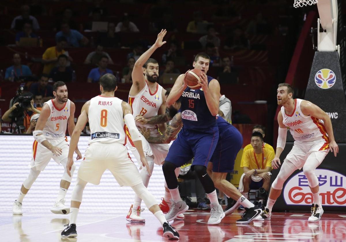Basketball - FIBA World Cup - Second Round - Group J - Spain v Serbia - Wuhan Sports Centre, Wuhan, China - September 8, 2019 Serbia’s Nikola Jokic in action with Spain’s Rudy Fernandez, Pau Ribas, Marc Gasol and Victor Claver REUTERS/Jason Lee