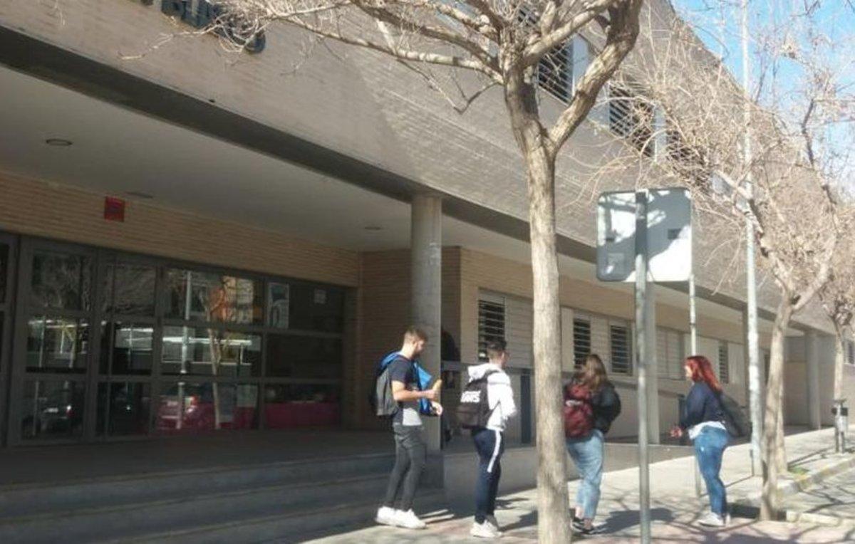 Més de 250 companys del jove encomanat a Alacant no acudeixen a l'institut