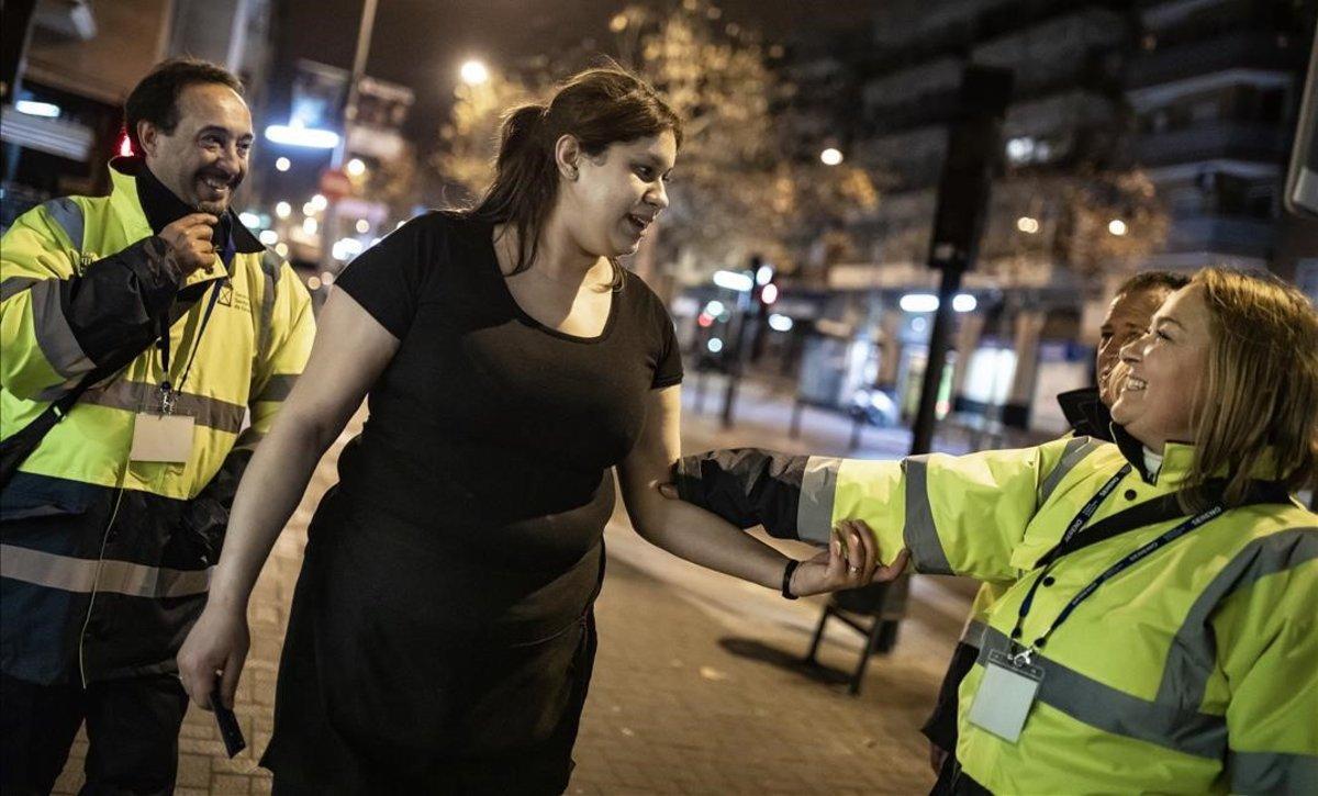 Los serenos de Santa Coloma ayudan a una ciudadana en su primera ronda nocturna. Los serenos de Santa Coloma ayudan a una ciudadana en su primera ronda nocturna.