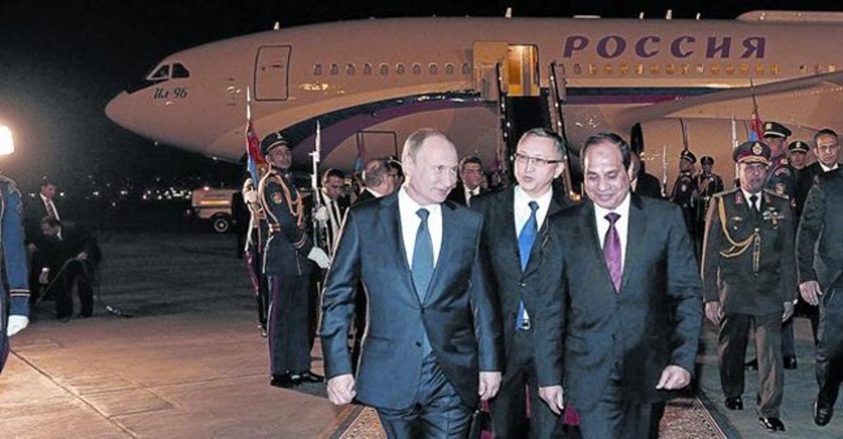 Putin, recibido por el presidente egipcio Al Sisi, en el aeropuerto de El Cairo.