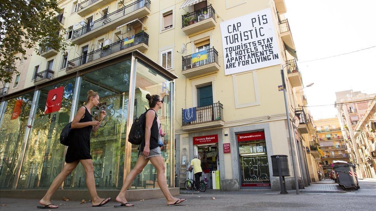 Pancarta en la plaza del Poeta Boscà, en la Barceloneta, contra los pisos turísticos. 