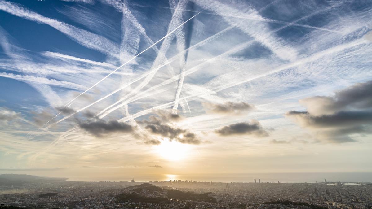Estelas de condensación en el cielo de Barcelona, la mañana del 19 de septiembre del 2023 Estelas de condensación en el cielo de Barcelona, la mañana del 19 de septiembre del 2023