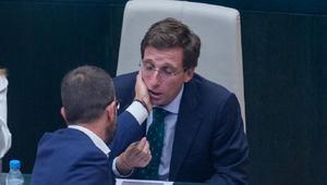 Un concejal del PSOE, expulsado del Pleno por tocarle la cara al alcalde Almeida