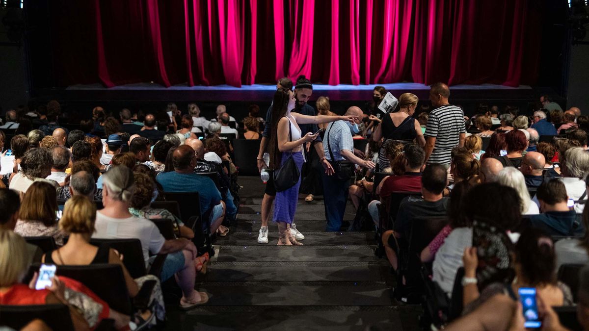El público en el Teatre Goya poco antes de la función del jueves de ’Quan temps em queda?’, la comedia de Marta Buchaca estrenada durante el festival Grec. El público en el Teatre Goya poco antes de la función del jueves de ’Quan temps em queda?’, la comedia de Marta Buchaca estrenada durante el festival Grec.