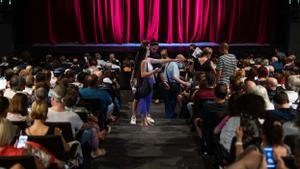 El público en el Teatre Goya poco antes de la función del jueves de ’Quan temps em queda?’, la comedia de Marta Buchaca estrenada durante el festival Grec.