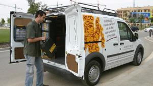 Un trabajador autónomo junto a su camioneta con material de bricolaje.