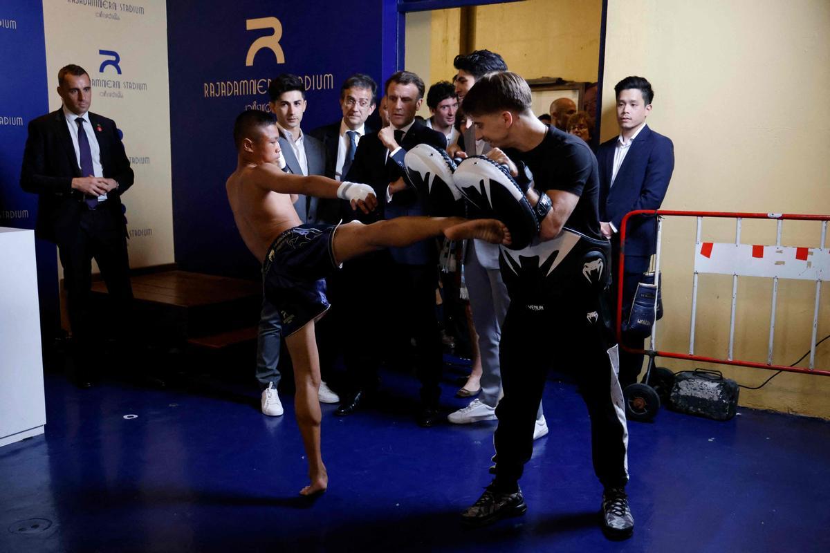 Macron visita un centro de Muay thai, el deporte nacional tailandés, en Bangkok.