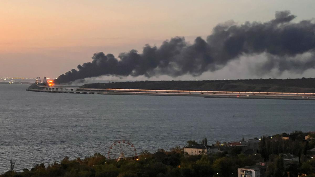 Una camión bomba destruye parte del principal puente que une Rusia con Crimea Una camión bomba destruye parte del principal puente que une Rusia con Crimea