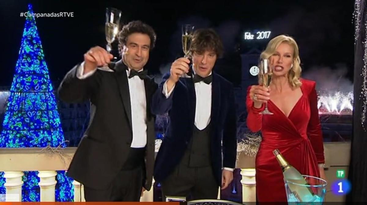 Pepe Rodríguez, Jordi Cruz y Anne Igartiburu, en las campanadas 2016 de TVE-1.