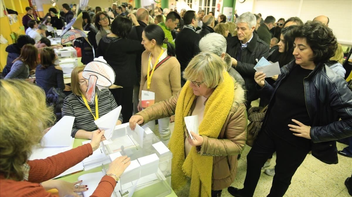 Votantes en el Ramon Llull. Votantes en el Ramon Llull.