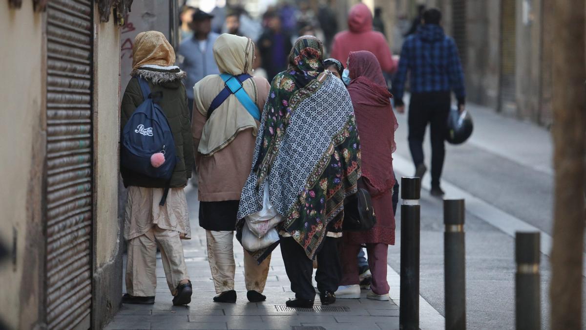 Un grupo de mujeres musulmanas camina por una calle del Raval de Barcelona.