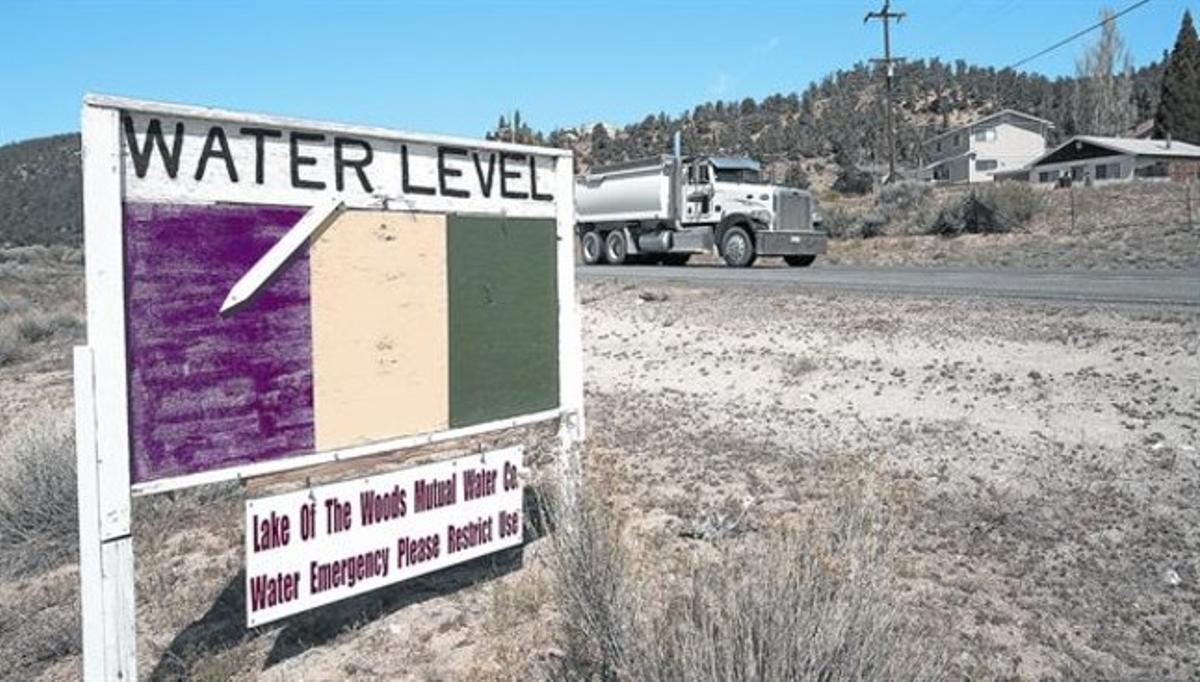 ALERTA ROJA. Un marcador muestra el nivel de la crisis en el bosque de Los Padres, en el centro del estado de California.