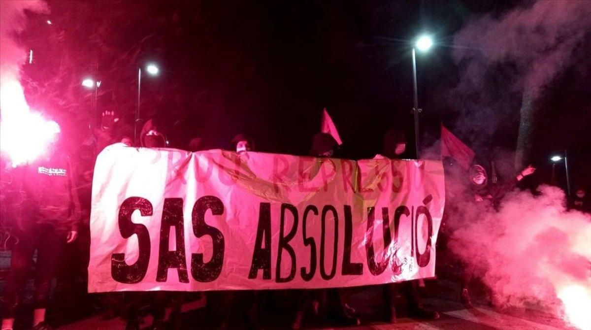 Incidents a Vilafranca després d'una manifestació en suport d'un independentista condemnat Incidents a Vilafranca després d'una manifestació en suport d'un independentista condemnat