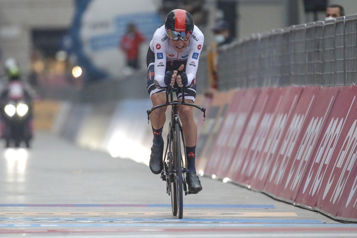El británico Tao Geoghegan Hart entra en meta en la contrarreloj final del Giro 2020. El británico Tao Geoghegan Hart entra en meta en la contrarreloj final del Giro 2020.