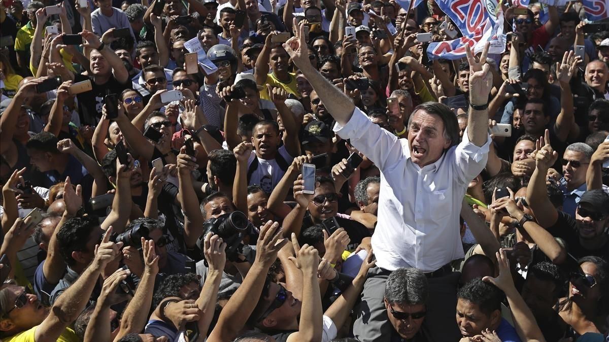 L'ultradretà Bolsonaro lidera per primera vegada les enquestes al Brasil L'ultradretà Bolsonaro lidera per primera vegada les enquestes al Brasil