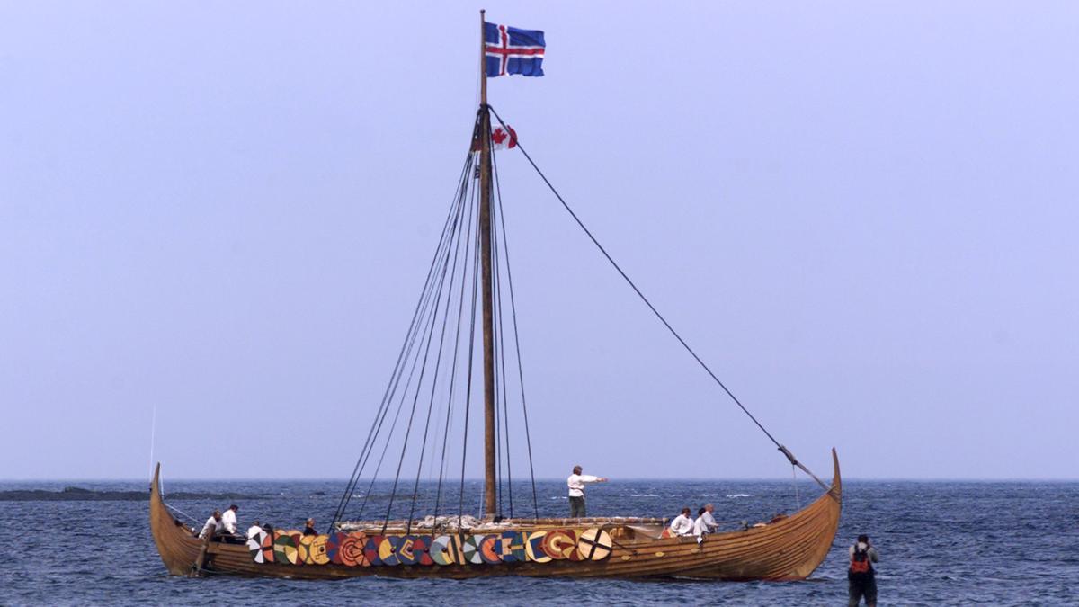 Réplica de una nave vikinga llegando al campamento de  L’Anse aux Meadows, en Canadá. 