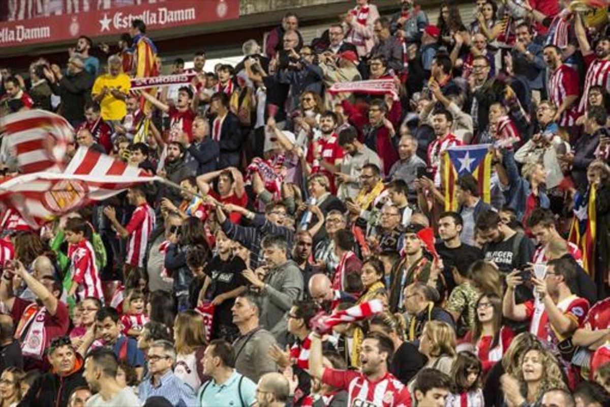 Aficionados del Girona, en las gradas de Montilivi, en el partido contra el Madrid. Aficionados del Girona, en las gradas de Montilivi, en el partido contra el Madrid.