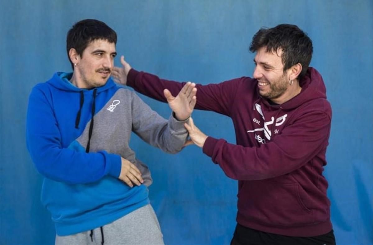Panxo y Pablo, jugando a pelearse en un parque de atracciones en Gandía. Panxo y Pablo, jugando a pelearse en un parque de atracciones en Gandía.