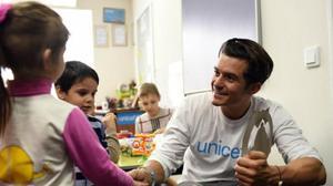 Orlando Bloom, con unos niños ucranianos durante su visita con Unicef.