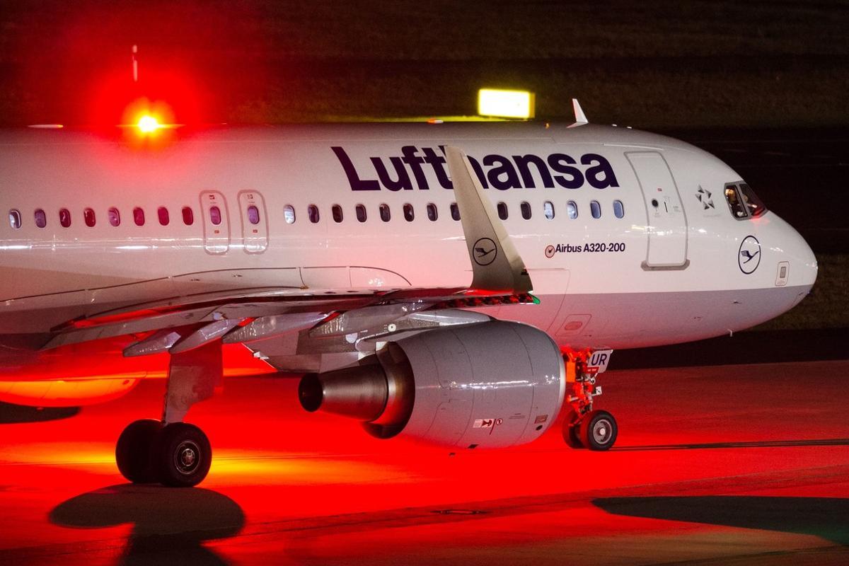 Un avión de Lufthansa en el aeropuerto de Dusseldorf. 