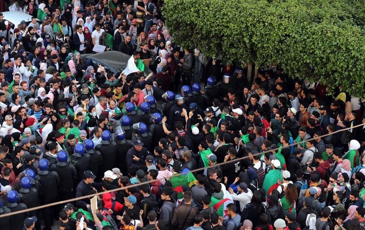 Les promeses de Buteflika no alleugen les protestes a Algèria Les promeses de Buteflika no alleugen les protestes a Algèria