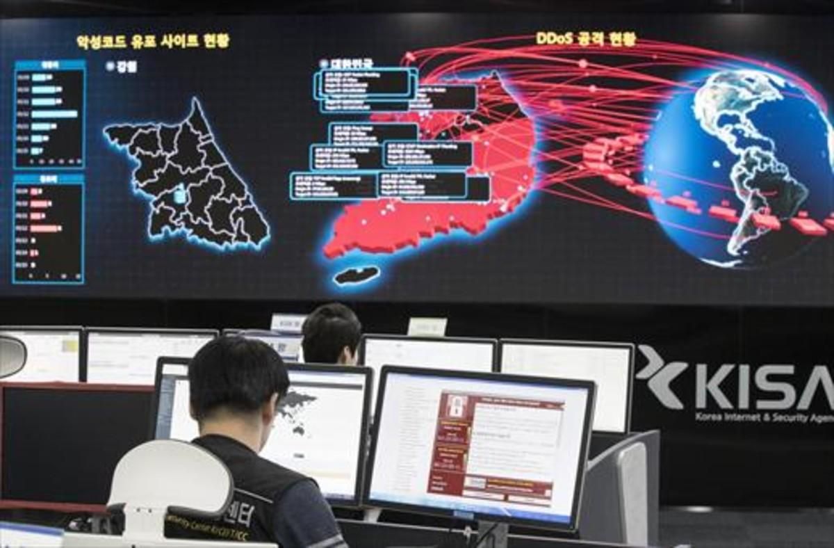 Ciberseguridad 8Empleados de la Agencia Coreana de Seguridad e Internet rastrean la red. Ciberseguridad 8Empleados de la Agencia Coreana de Seguridad e Internet rastrean la red.