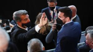 Laporta saluda a Messi en su toma de posesión como presidente del Barça (marzo 2021).