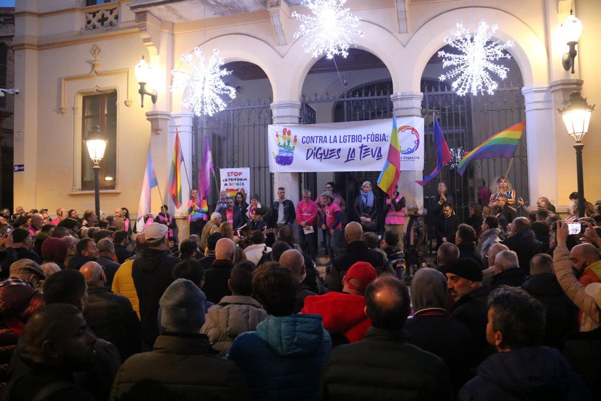Centenars de persones es concentren a Sitges en contra de les agressions homòfobes de Cap d’Any
