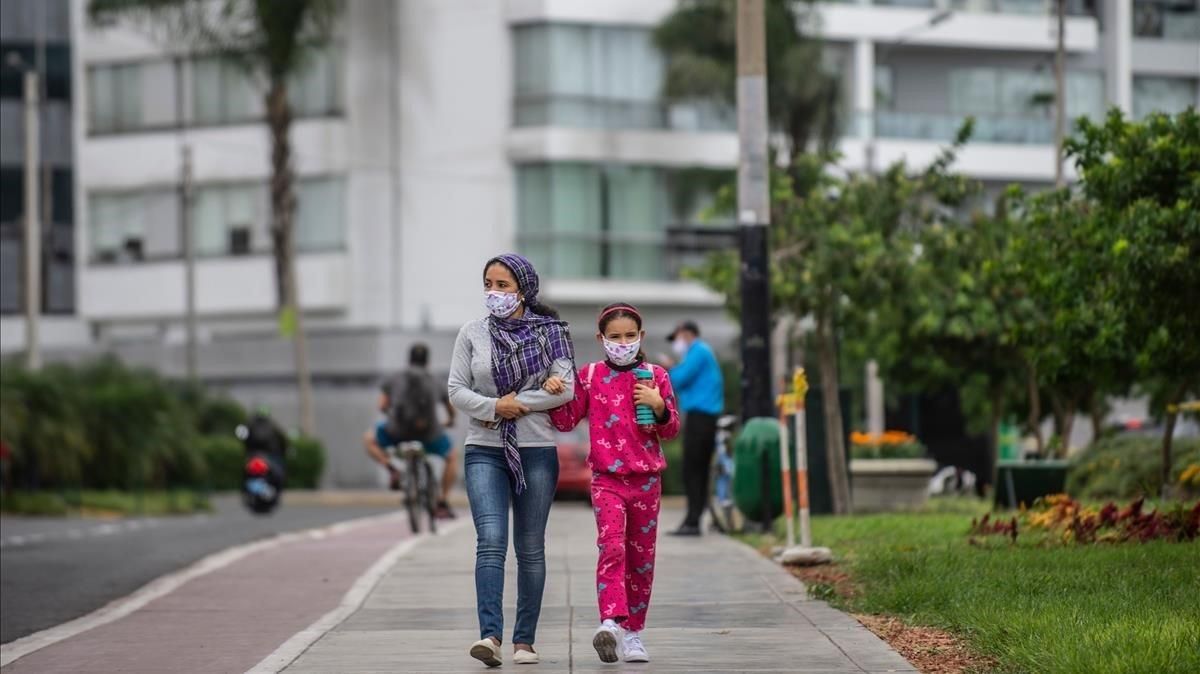 Una mujer y su hija pasean por una calle de Lima, Una mujer y su hija pasean por una calle de Lima,