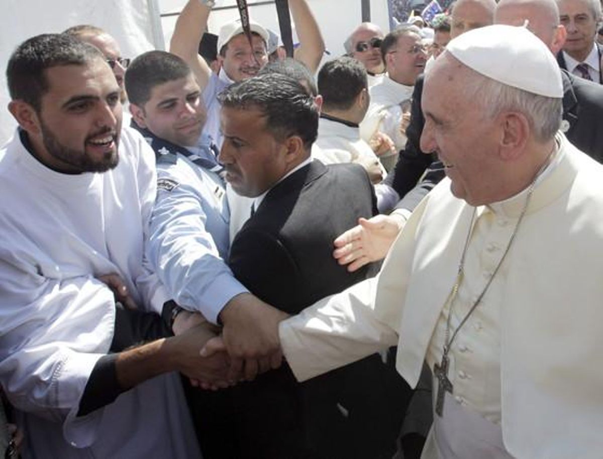 El Papa saluda un jove capellà, aquest dissabte, abans de la missa a l’estadi d’Amman. El Papa saluda un jove capellà, aquest dissabte, abans de la missa a l’estadi d’Amman.