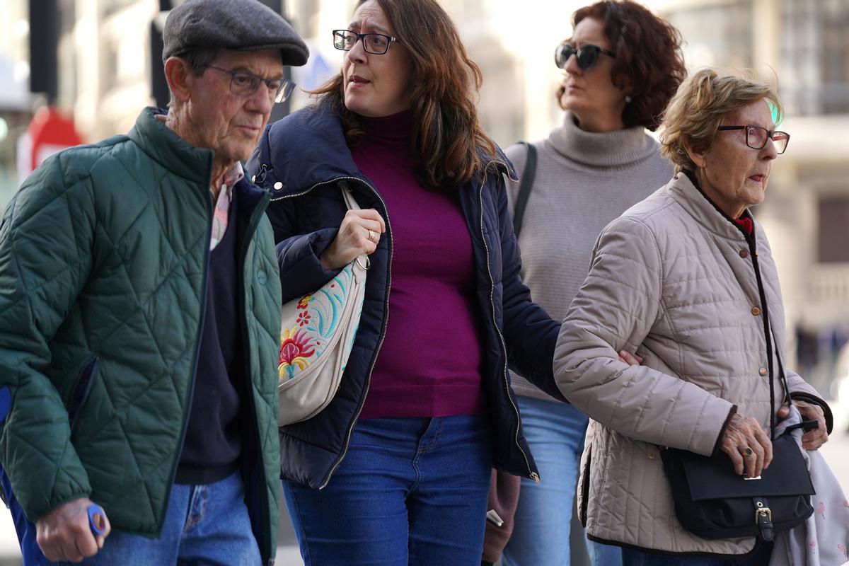 Ante la escasez de recursos públicos, las mujeres siguen cargando con el cuidado no profesional de los mayores en España.