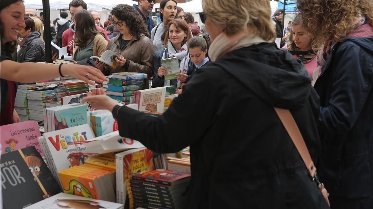 Venta de libros en una parada en la plaça de l’Ajuntament de Badalona. Venta de libros en una parada en la plaça de l’Ajuntament de Badalona.