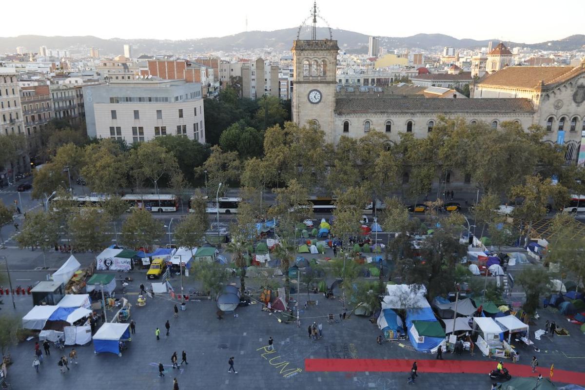 Acampada frente a la Universitat de Barcelona en protesta por la sentencia del 1-O, en noviembre del 2019.