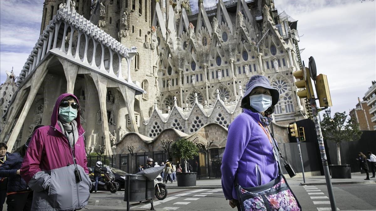 Turistas paseando por delante de la Sagrada Família, el pasado 27 de febrero.