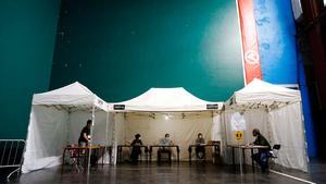 Vecinos votan en Ordizia con extremas medidas de seguridad, por el rebrote del covid-19.