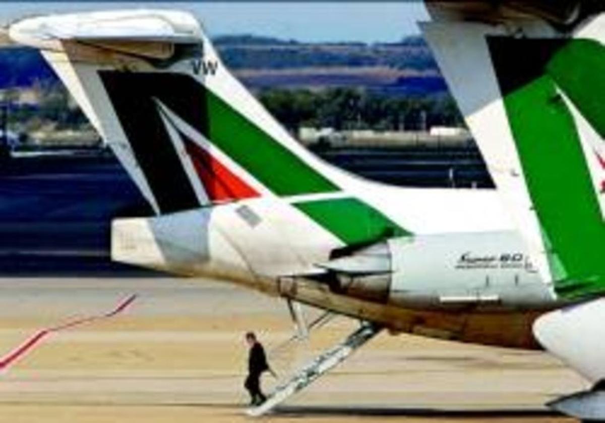 Un avión de Alitalia, ayer en el aeropuerto de Fiumicino, en Roma.