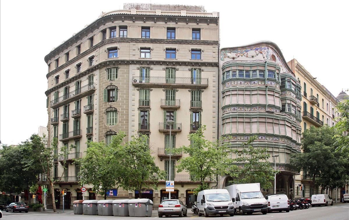 La fachada trasera de la Casa Comalat, en uno de los chaflanes presentes en la exposición ’El repte del xamfrà’, en la sede del COAC. La fachada trasera de la Casa Comalat, en uno de los chaflanes presentes en la exposición ’El repte del xamfrà’, en la sede del COAC.